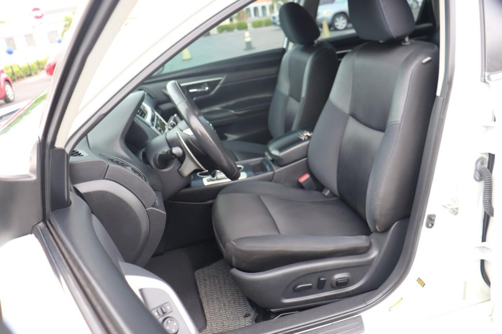 Nissan Altima Vehicle Full-screen Gallery Image 13