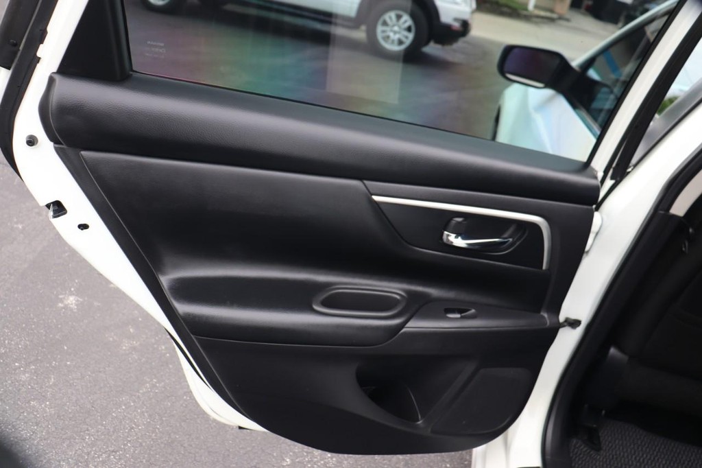 Nissan Altima Vehicle Full-screen Gallery Image 14