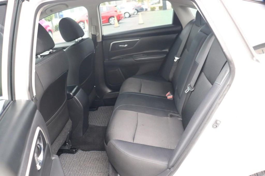 Nissan Altima Vehicle Full-screen Gallery Image 15