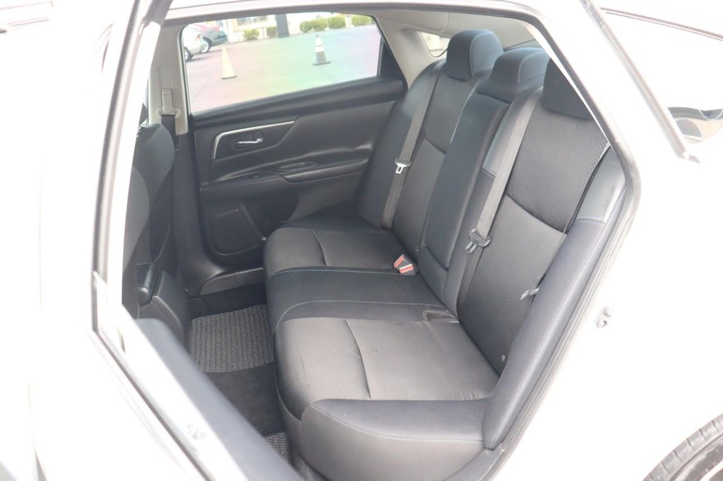 Nissan Altima Vehicle Full-screen Gallery Image 16