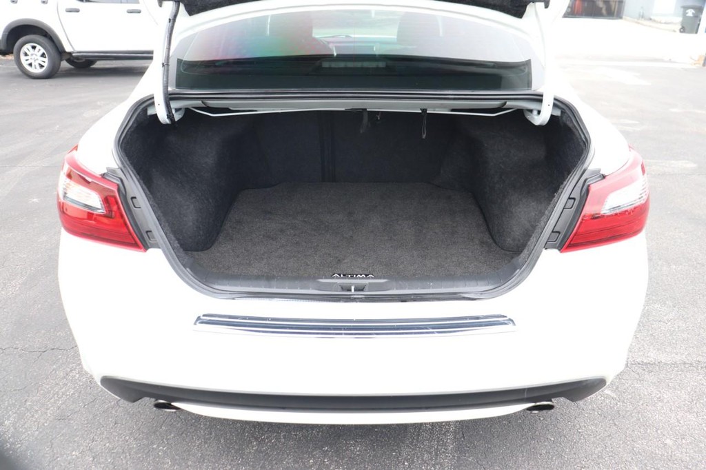 Nissan Altima Vehicle Full-screen Gallery Image 17
