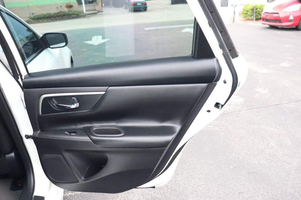 Nissan Altima Vehicle Full-screen Gallery Image 18