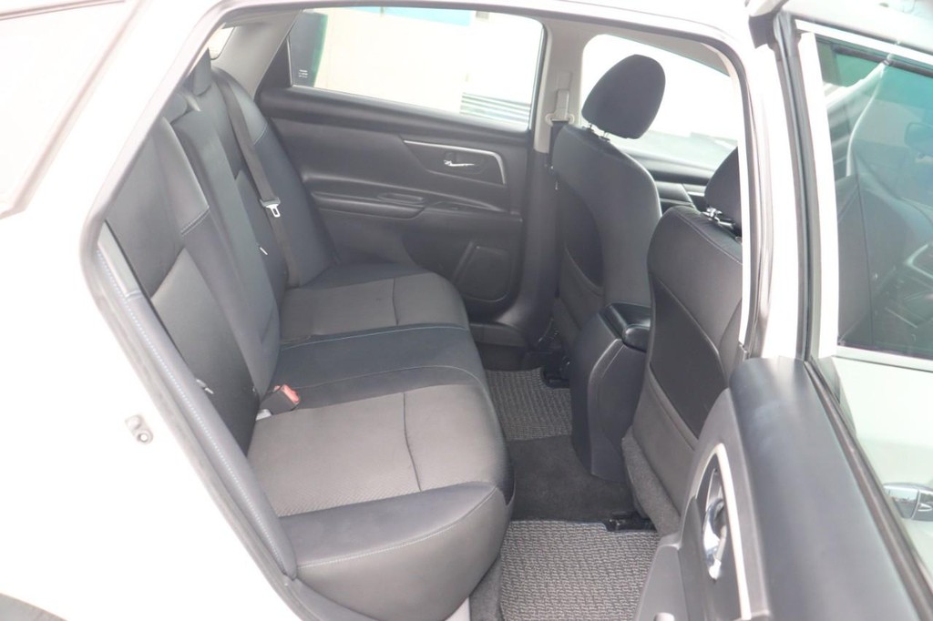 Nissan Altima Vehicle Full-screen Gallery Image 19