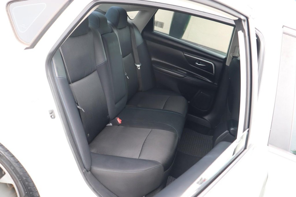 Nissan Altima Vehicle Full-screen Gallery Image 20