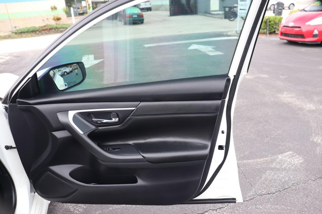 Nissan Altima Vehicle Full-screen Gallery Image 21