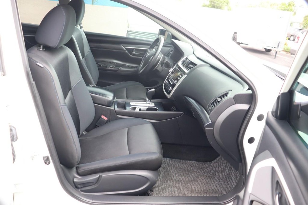 Nissan Altima Vehicle Full-screen Gallery Image 22