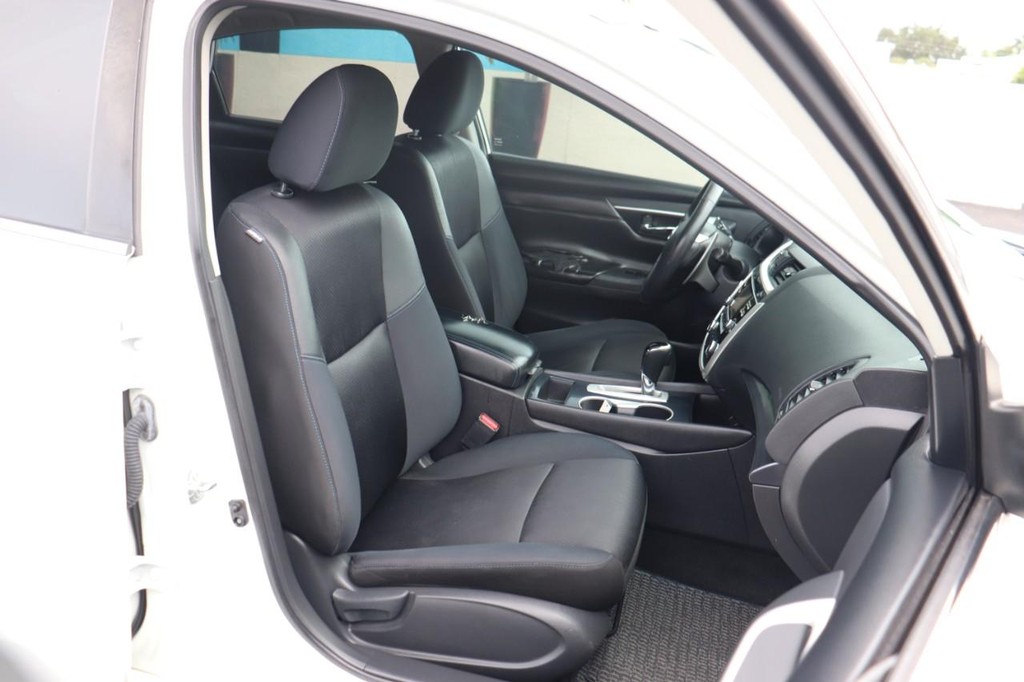 Nissan Altima Vehicle Full-screen Gallery Image 23