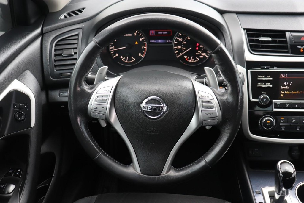 Nissan Altima Vehicle Full-screen Gallery Image 24