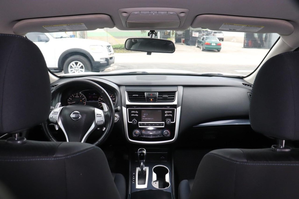 Nissan Altima Vehicle Full-screen Gallery Image 25