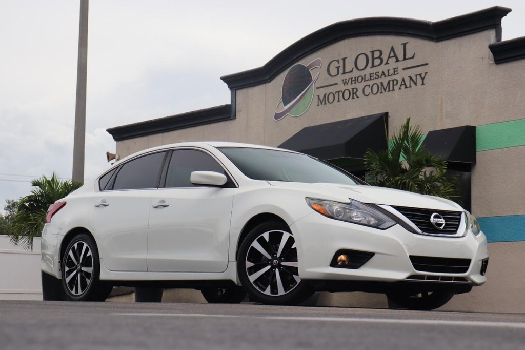 Nissan Altima Vehicle Full-screen Gallery Image 26