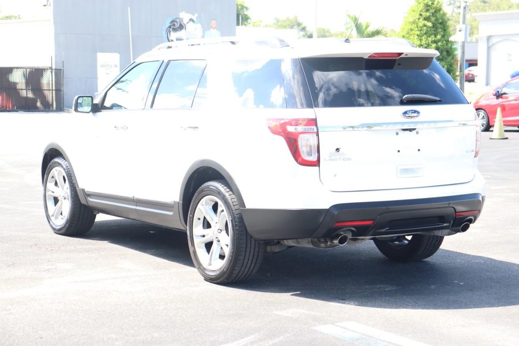 Ford Explorer Vehicle Full-screen Gallery Image 06