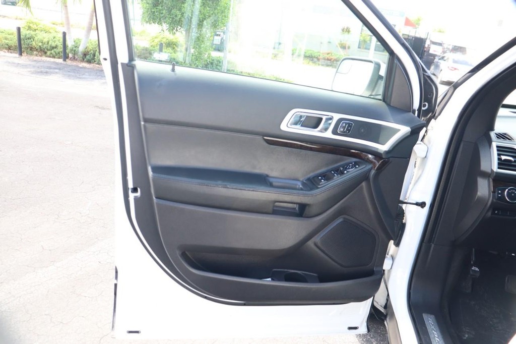 Ford Explorer Vehicle Full-screen Gallery Image 11