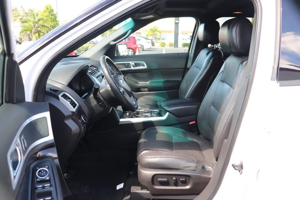 Ford Explorer Vehicle Full-screen Gallery Image 12