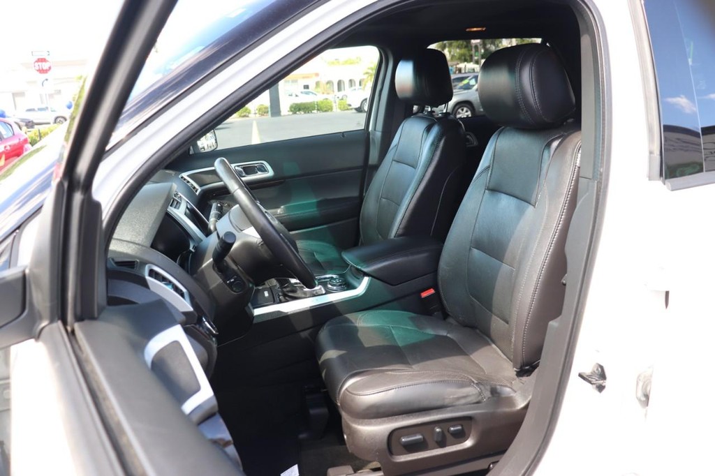 Ford Explorer Vehicle Full-screen Gallery Image 13