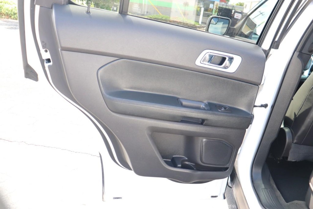 Ford Explorer Vehicle Full-screen Gallery Image 14