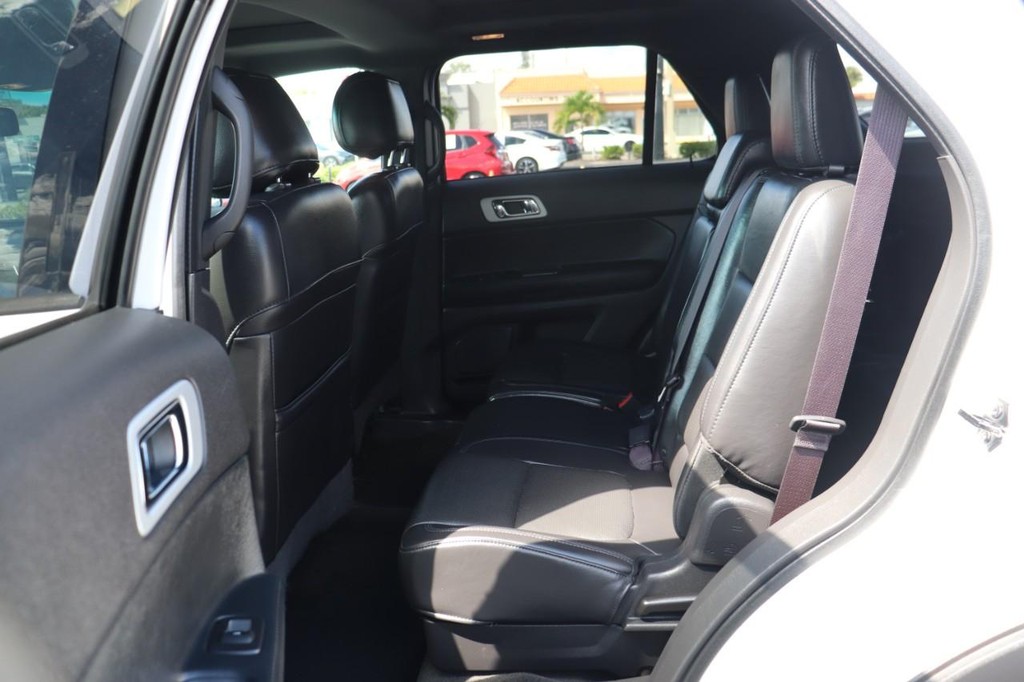 Ford Explorer Vehicle Full-screen Gallery Image 15