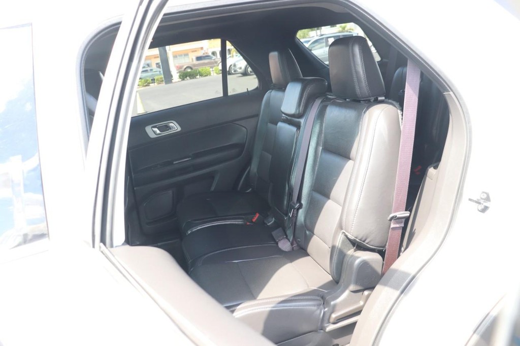 Ford Explorer Vehicle Full-screen Gallery Image 16