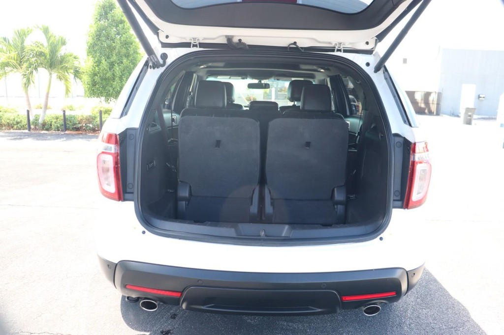 Ford Explorer Vehicle Full-screen Gallery Image 17