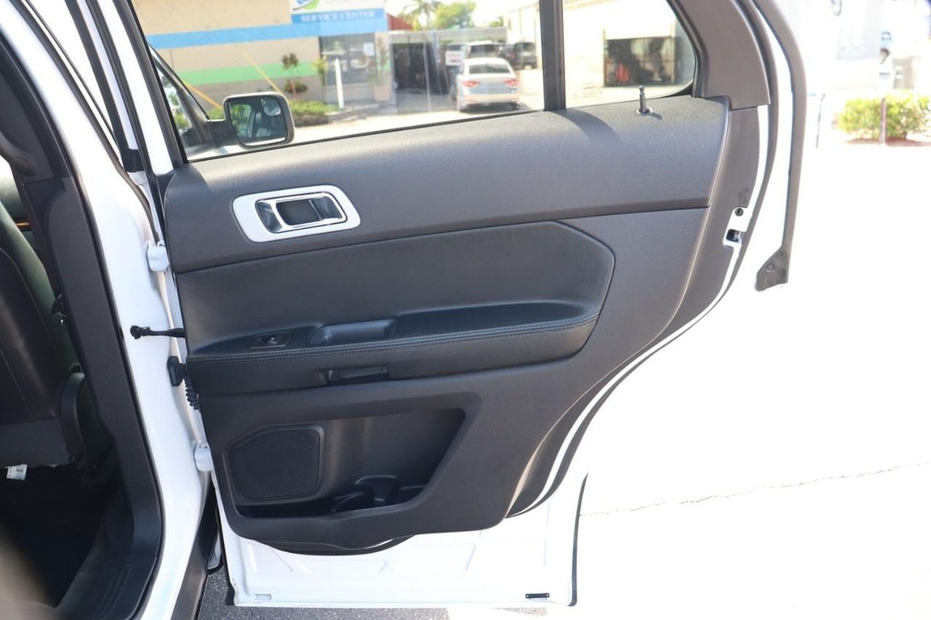 Ford Explorer Vehicle Full-screen Gallery Image 18