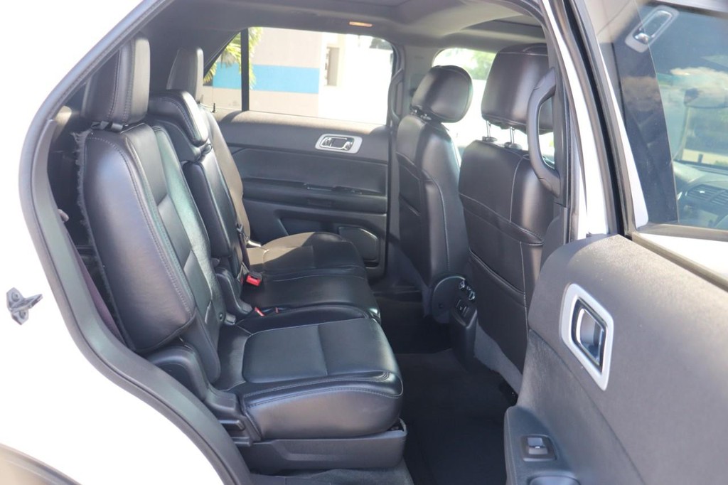 Ford Explorer Vehicle Full-screen Gallery Image 19