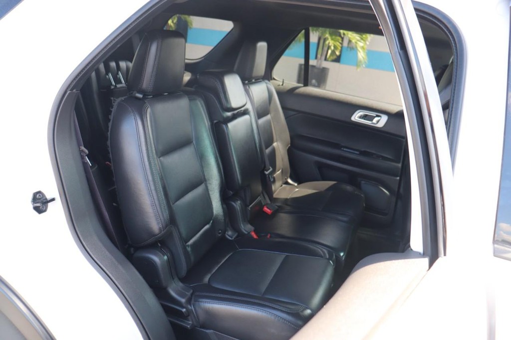 Ford Explorer Vehicle Full-screen Gallery Image 20