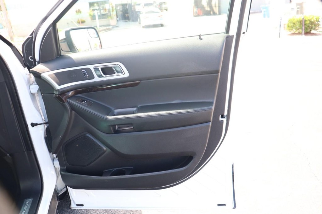 Ford Explorer Vehicle Full-screen Gallery Image 21