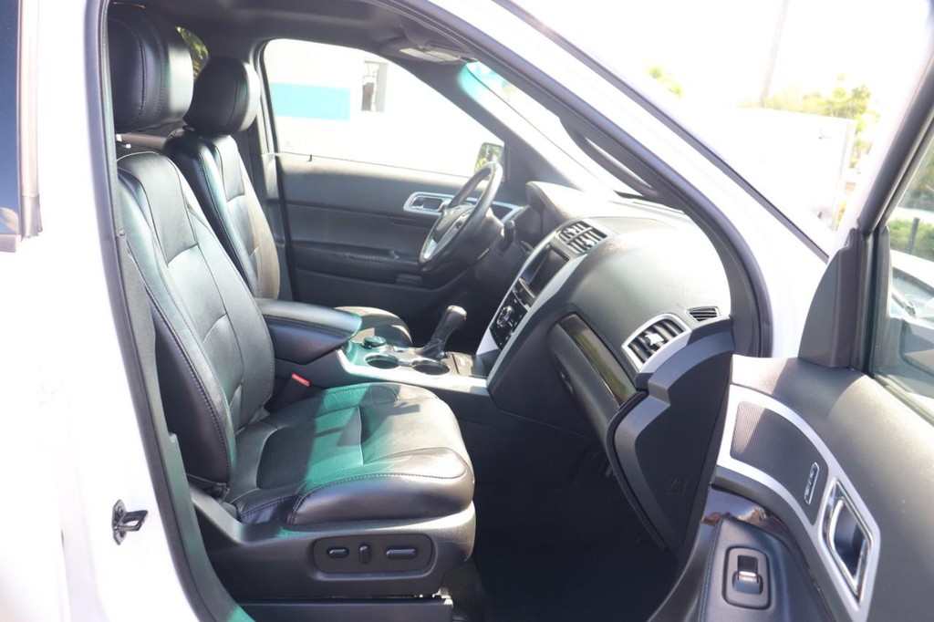 Ford Explorer Vehicle Full-screen Gallery Image 22