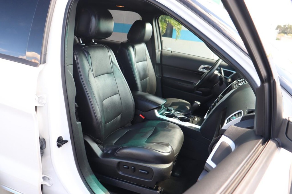 Ford Explorer Vehicle Full-screen Gallery Image 23