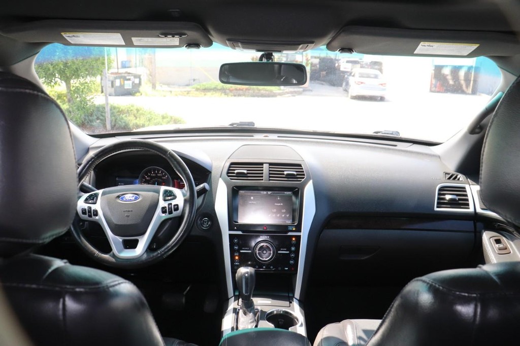 Ford Explorer Vehicle Full-screen Gallery Image 26