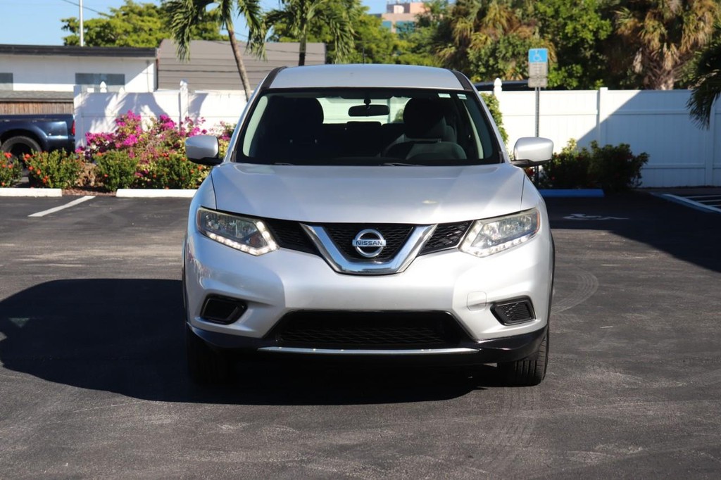 Nissan Rogue Vehicle Full-screen Gallery Image 02