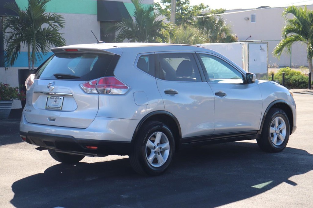 Nissan Rogue Vehicle Full-screen Gallery Image 08