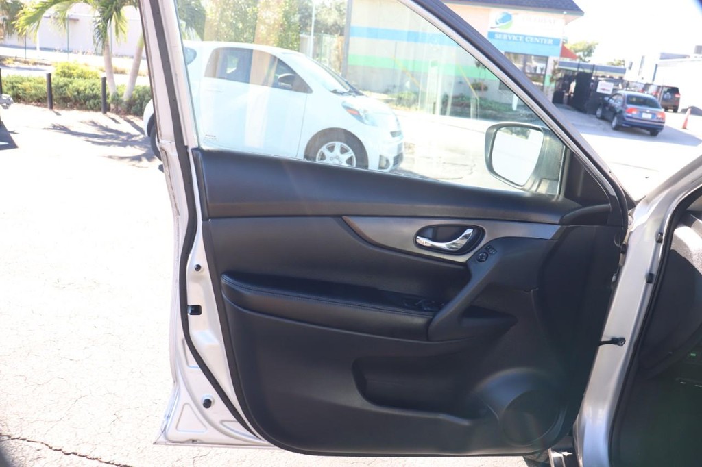 Nissan Rogue Vehicle Full-screen Gallery Image 10