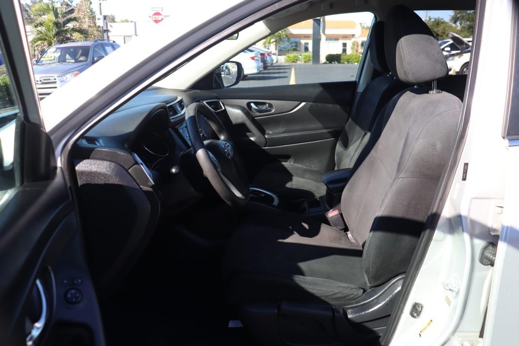 Nissan Rogue Vehicle Full-screen Gallery Image 11