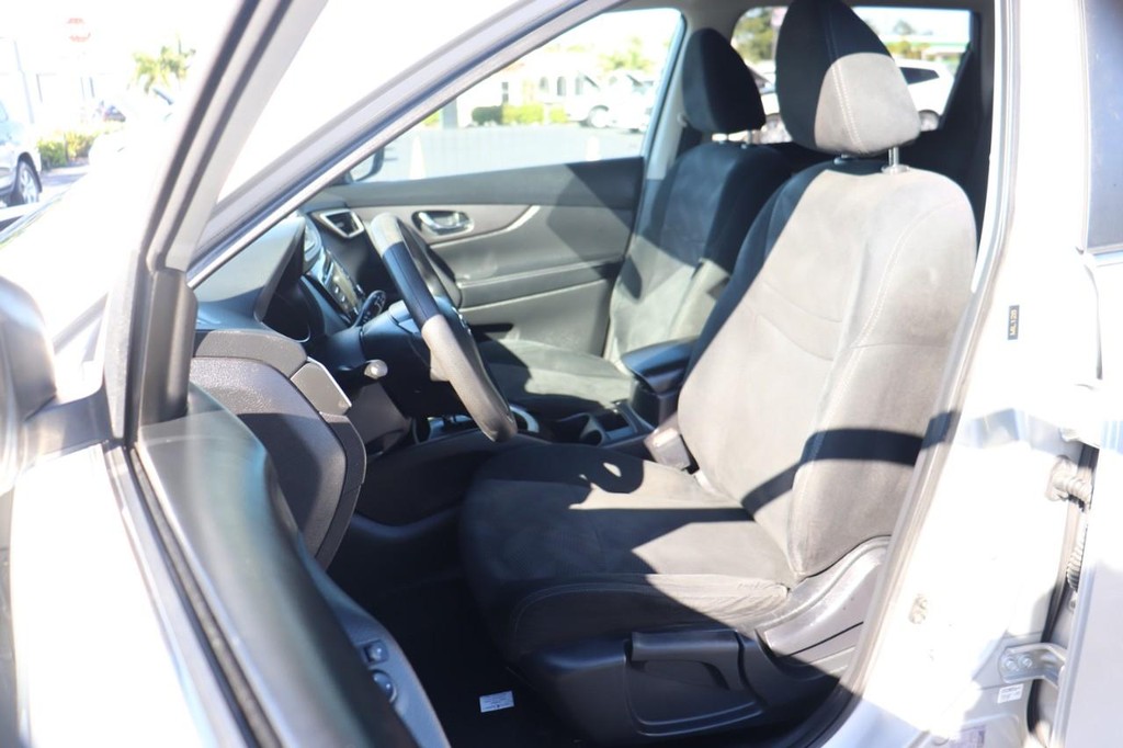 Nissan Rogue Vehicle Full-screen Gallery Image 12