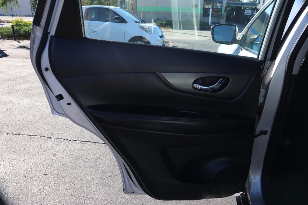 Nissan Rogue Vehicle Full-screen Gallery Image 13