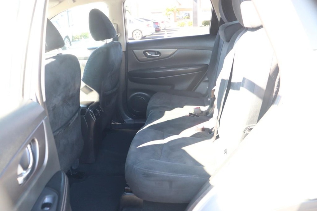 Nissan Rogue Vehicle Full-screen Gallery Image 14