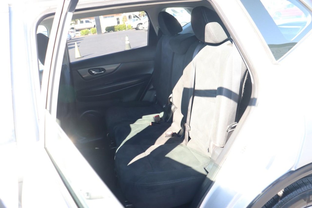 Nissan Rogue Vehicle Full-screen Gallery Image 15