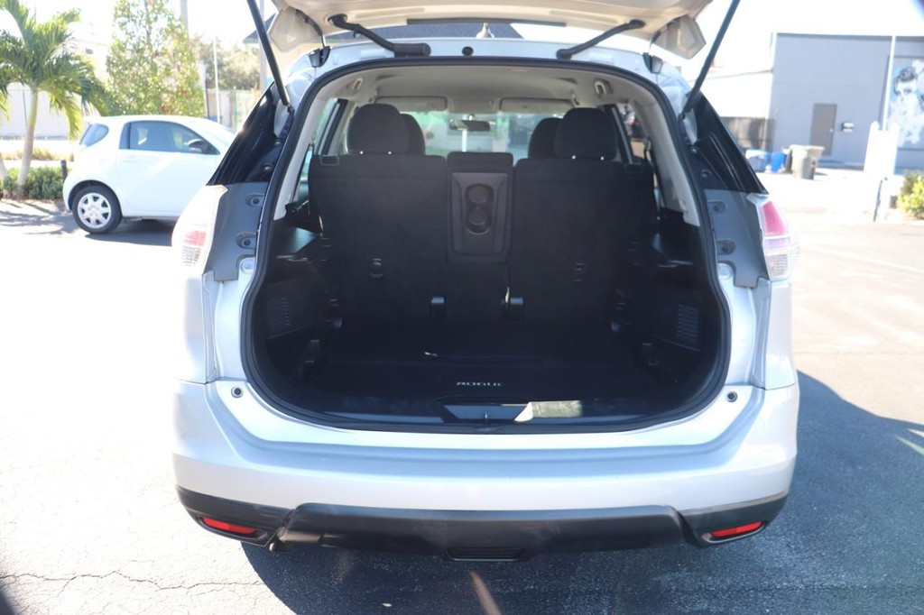 Nissan Rogue Vehicle Full-screen Gallery Image 16