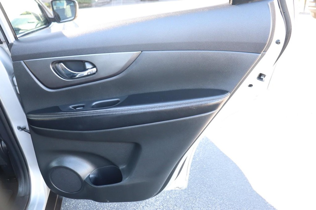 Nissan Rogue Vehicle Full-screen Gallery Image 17