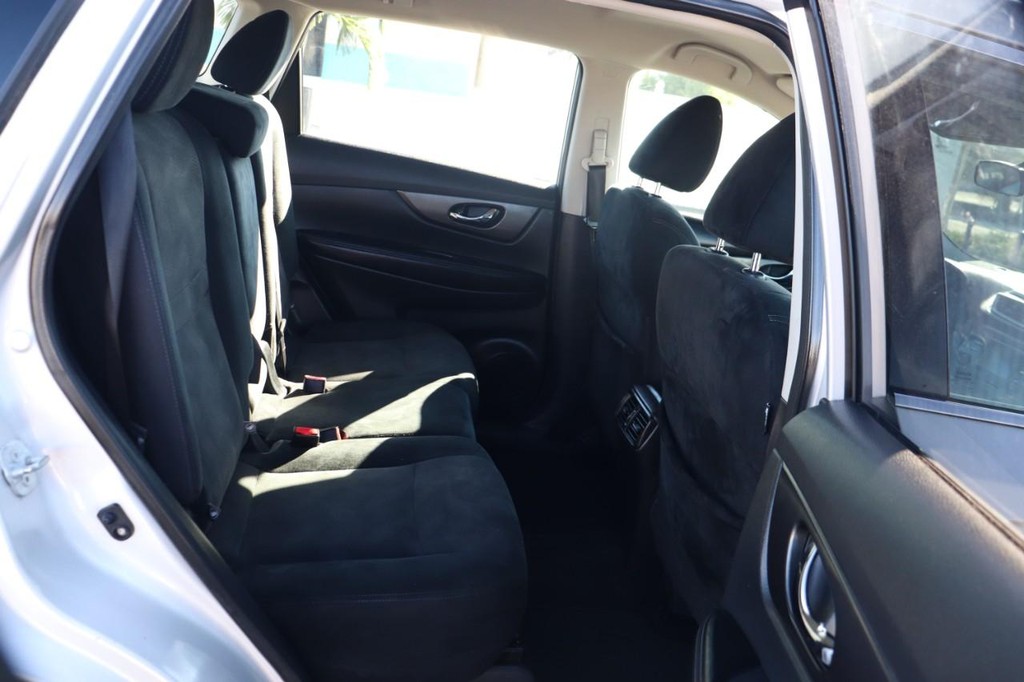 Nissan Rogue Vehicle Full-screen Gallery Image 18