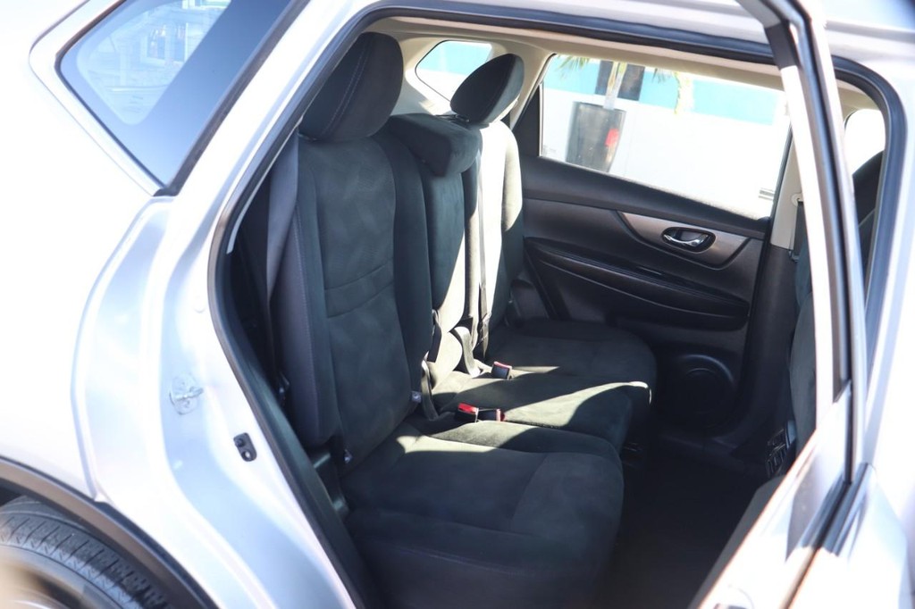 Nissan Rogue Vehicle Full-screen Gallery Image 19