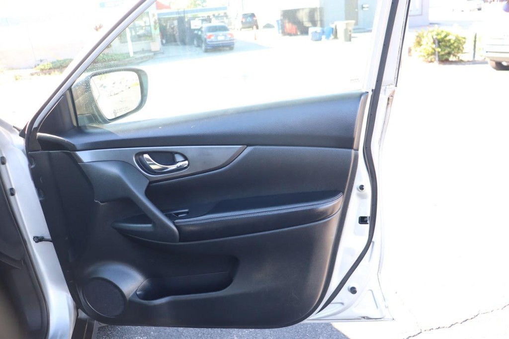 Nissan Rogue Vehicle Full-screen Gallery Image 20