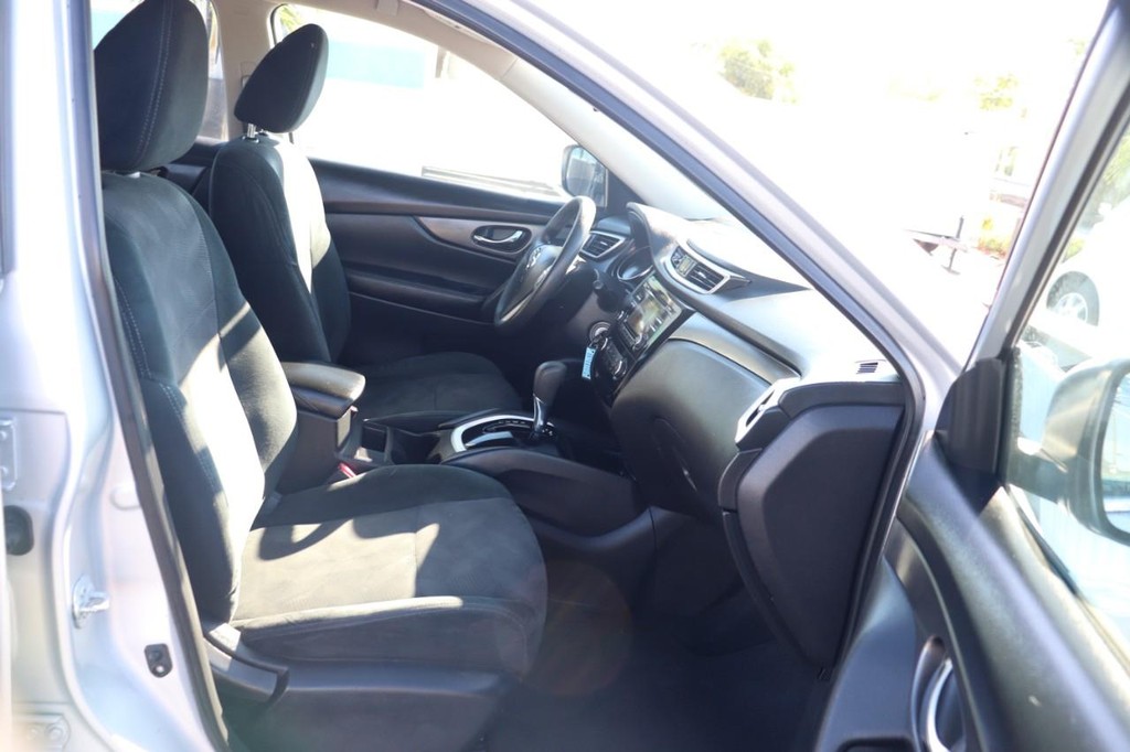 Nissan Rogue Vehicle Full-screen Gallery Image 21