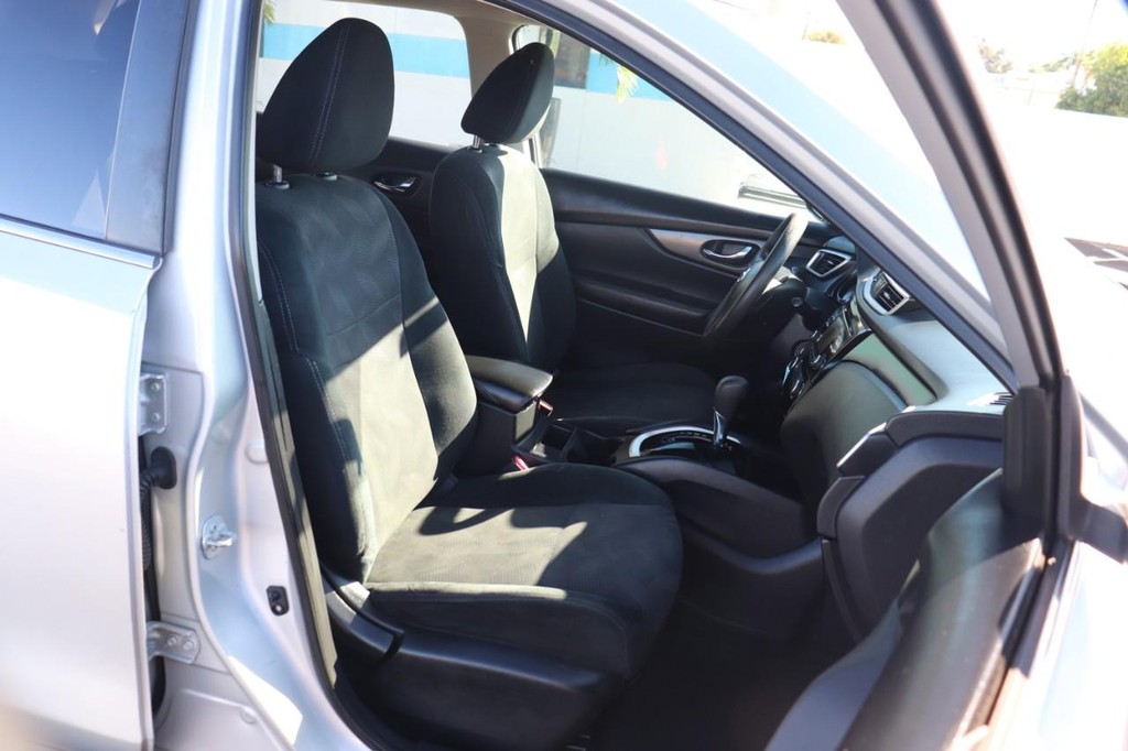 Nissan Rogue Vehicle Full-screen Gallery Image 22