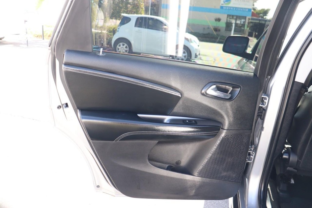 Dodge Journey Vehicle Full-screen Gallery Image 14