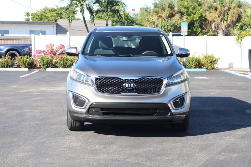 Kia Sorento Vehicle Full-screen Gallery Image 02