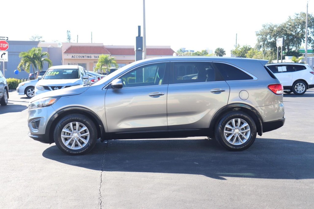 Kia Sorento Vehicle Full-screen Gallery Image 04