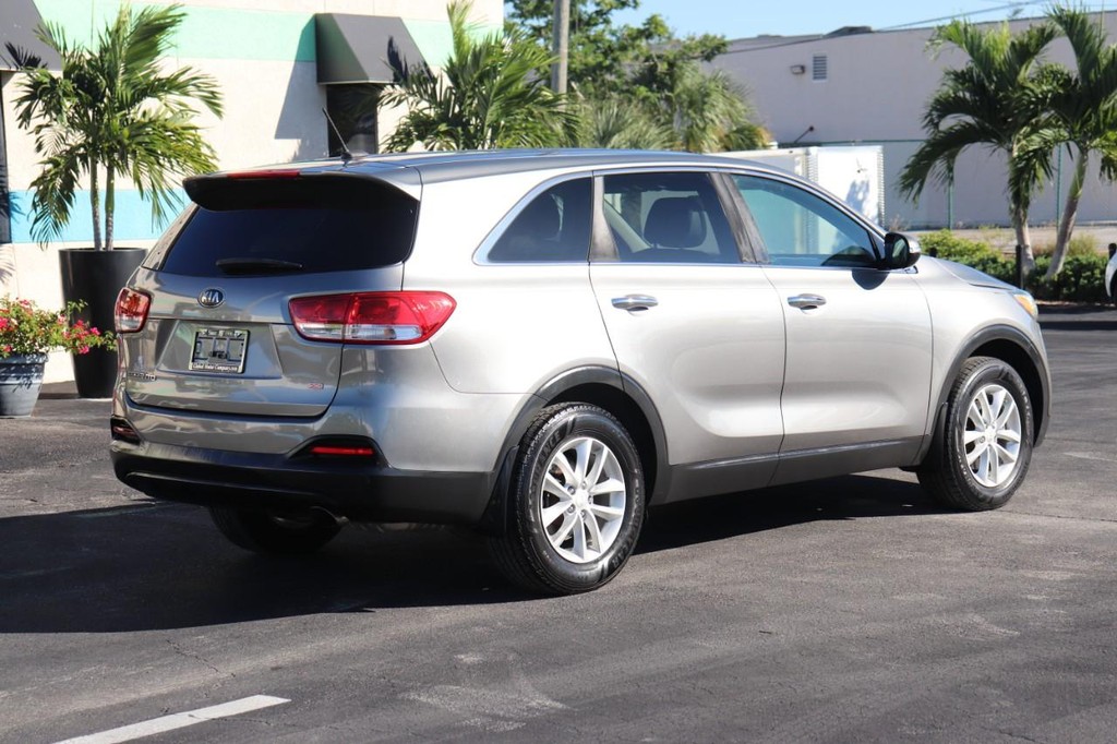 Kia Sorento Vehicle Full-screen Gallery Image 08