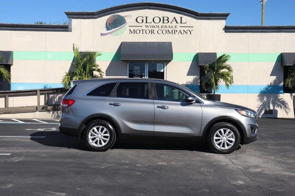 Kia Sorento Vehicle Full-screen Gallery Image 09