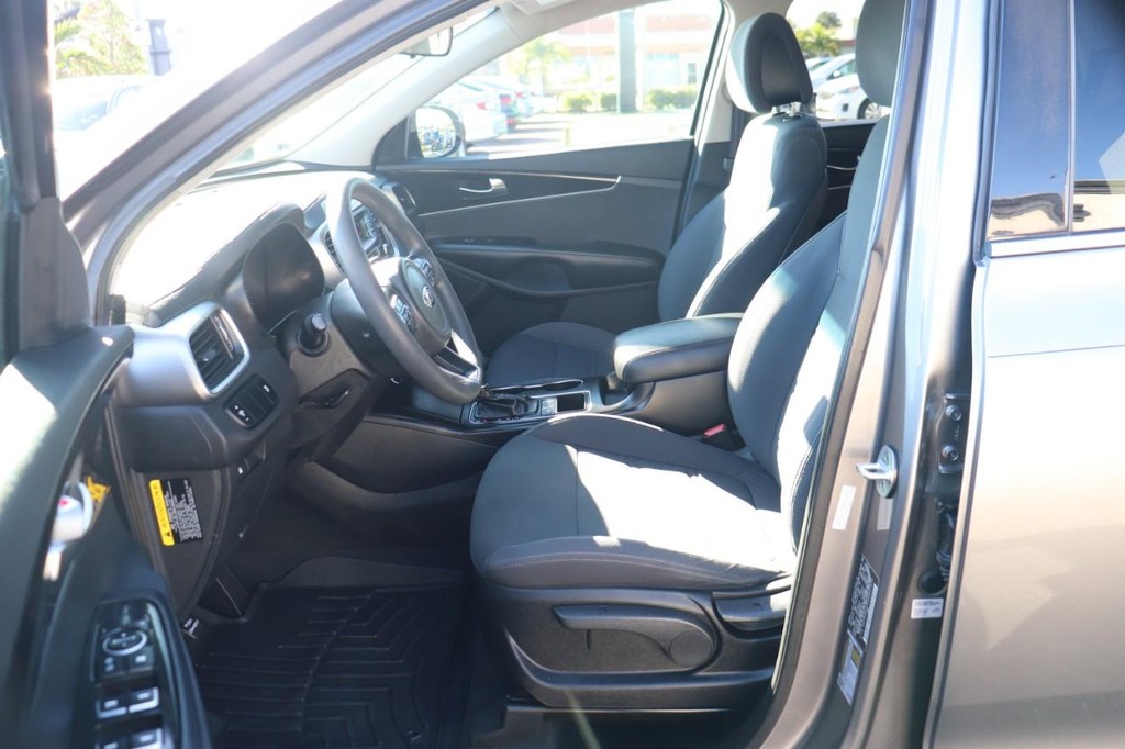Kia Sorento Vehicle Full-screen Gallery Image 12